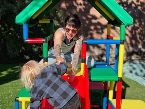 Woman with child on QUADRO scaffold